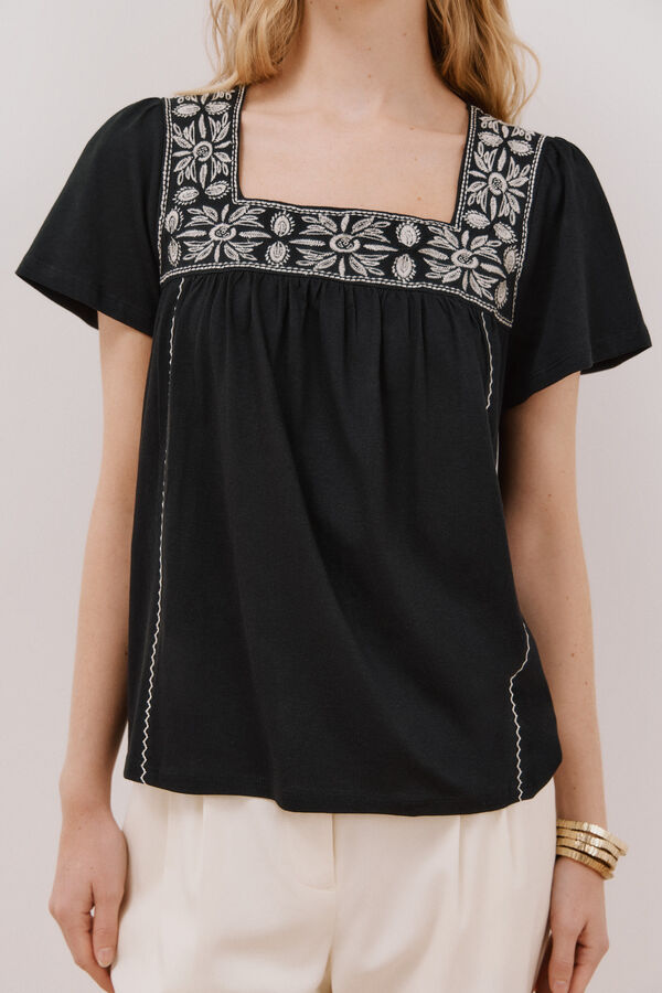 Cortefiel Camiseta escote cuadrado bordado Negro