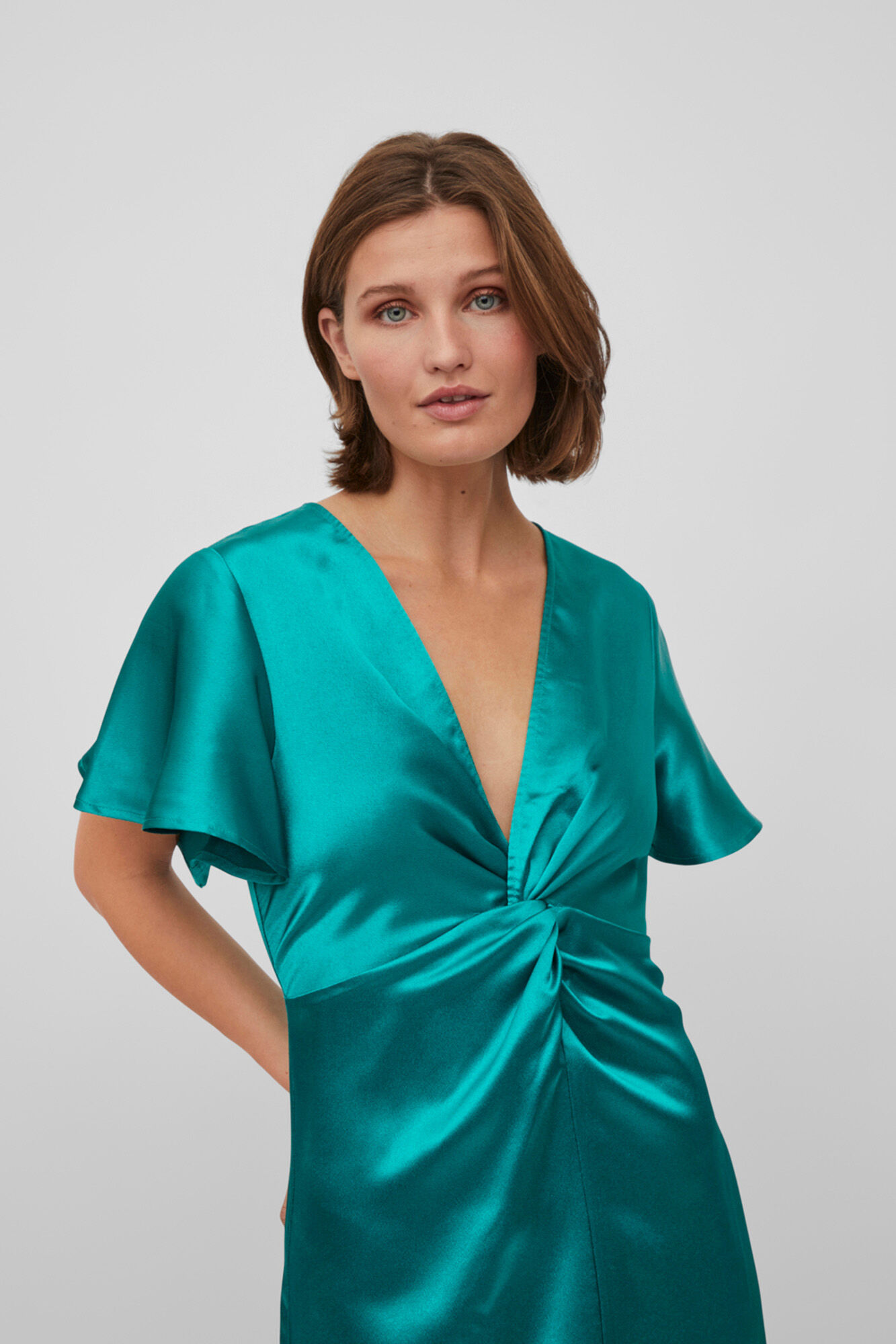 Vila Vestido satinado de manga corta