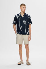 Selected Camisa de manga corta con print confeccionada 100% con viscosa Ecovero. Azul marino