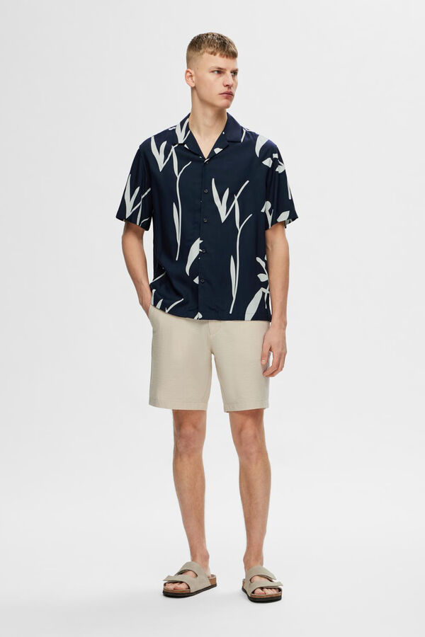 Selected Camisa de manga corta con print confeccionada 100% con viscosa Ecovero. Azul marino
