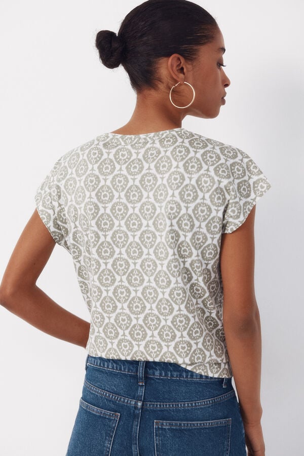Cortefiel Camiseta b&aacute;sica com bot&otilde;es dourados Castanho