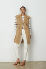 Vila Gabardina sin mangas doble abotonadura Marr&oacute;n