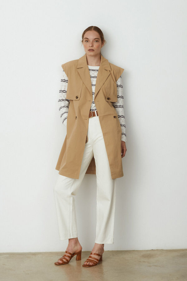 Vila Gabardina sin mangas doble abotonadura Marr&oacute;n