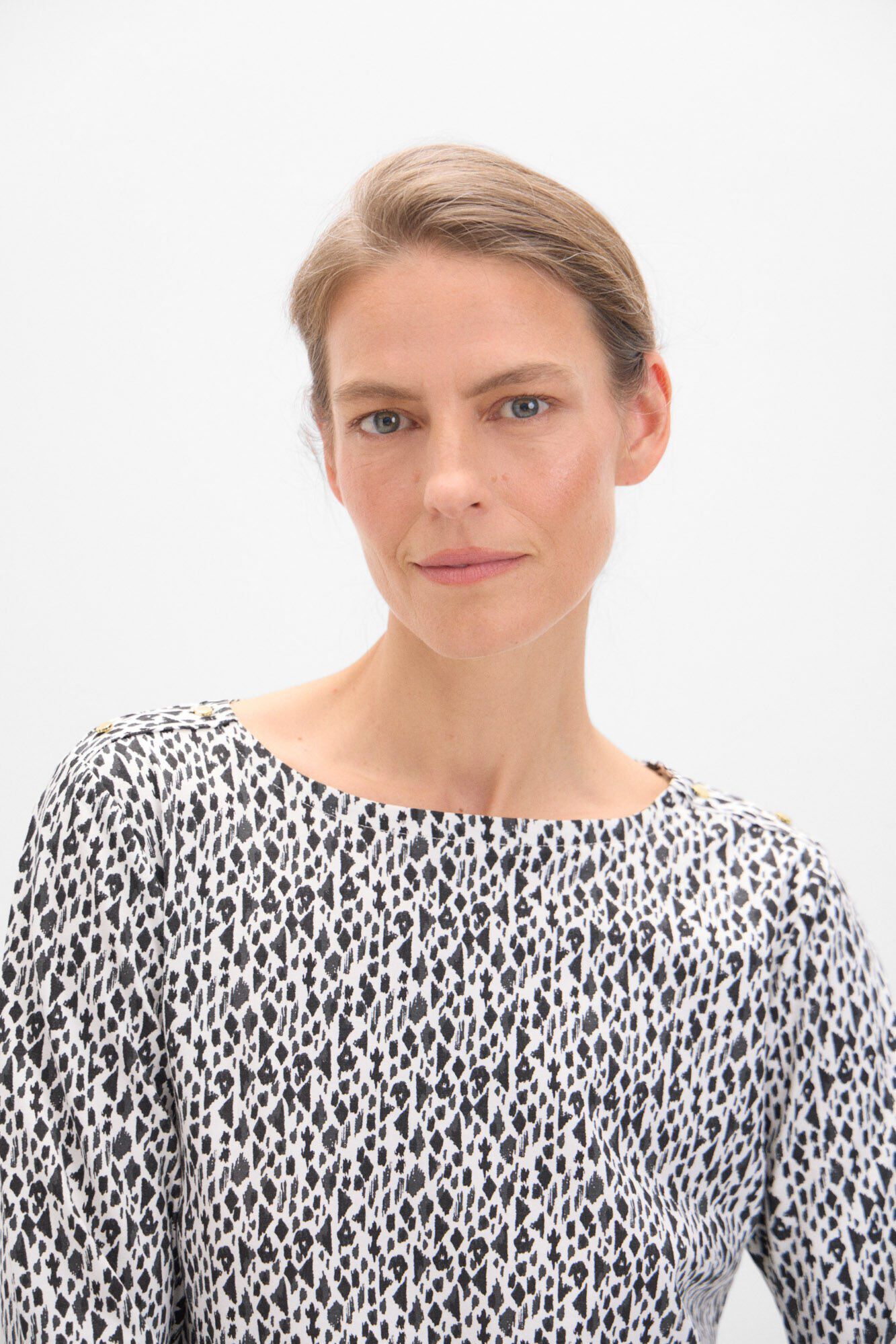 Cortefiel Camisola b&aacute;sica decote barco com bot&otilde;es dourados