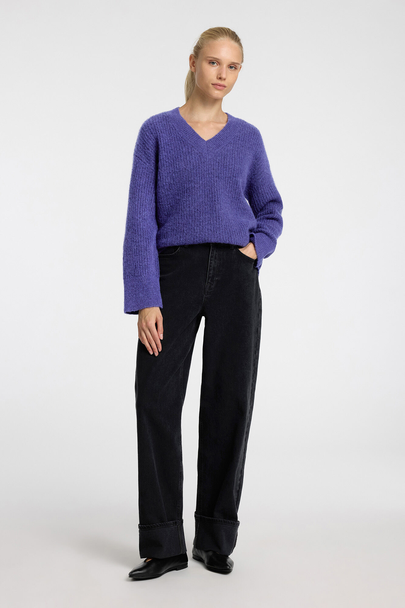 Selected Femme Camisola com gola em V confeccionada em l&atilde; e alpaca. Corte Regular Fit.