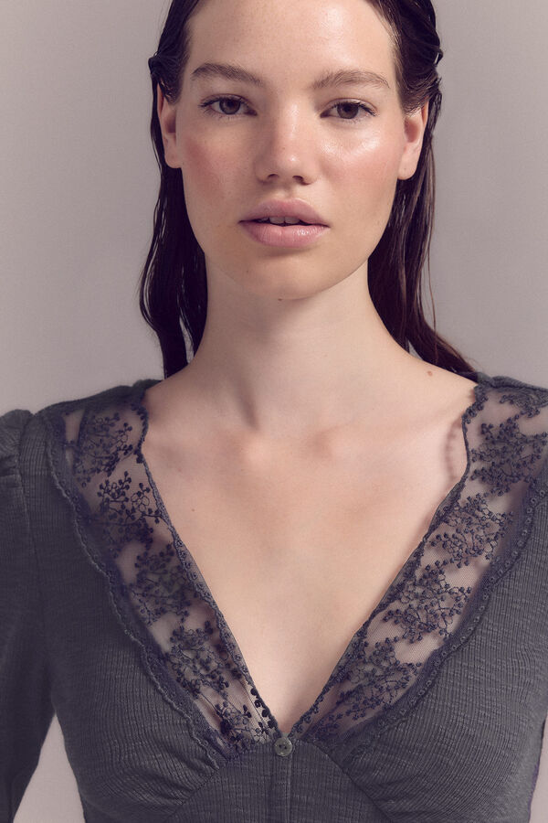 Slowlove Top con escote de blonda Gris