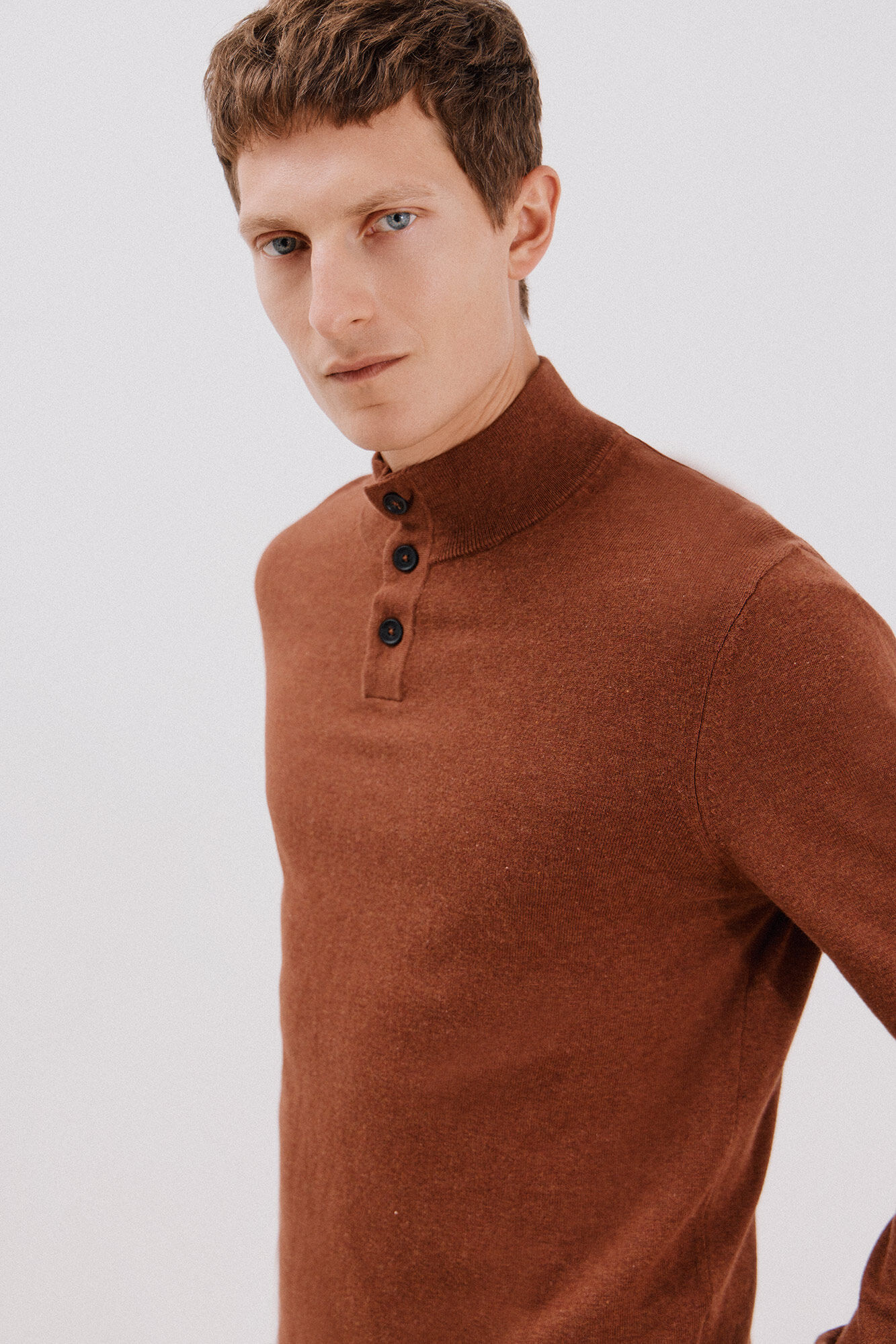 Cortefiel Jersey algod&oacute;n cashmere cuello alto botones