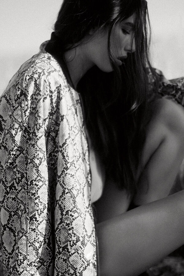 Slowlove Bomber efecto piel de serpiente Estampado blanco