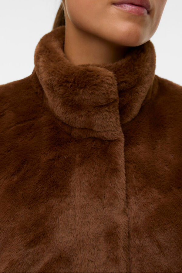 Vero Moda Chaleco de pelo cuello alto Marr&oacute;n oscuro