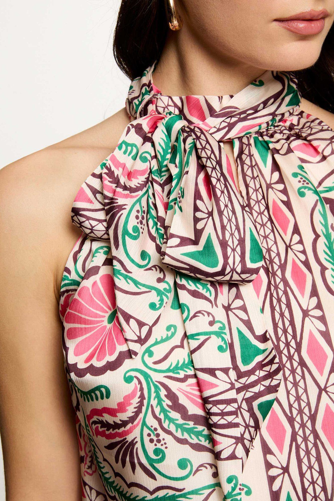 Morgan Blusa satinada con cuello alto