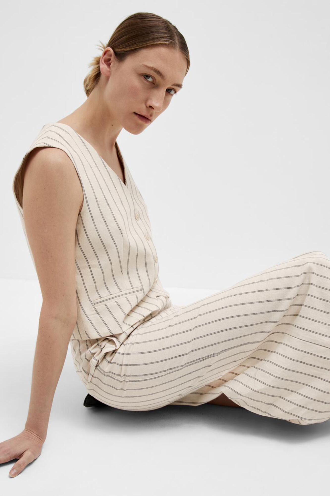 Selected Femme Falda Midi de rayas confeccionada con materiales org&aacute;nicos y algod&oacute;n.