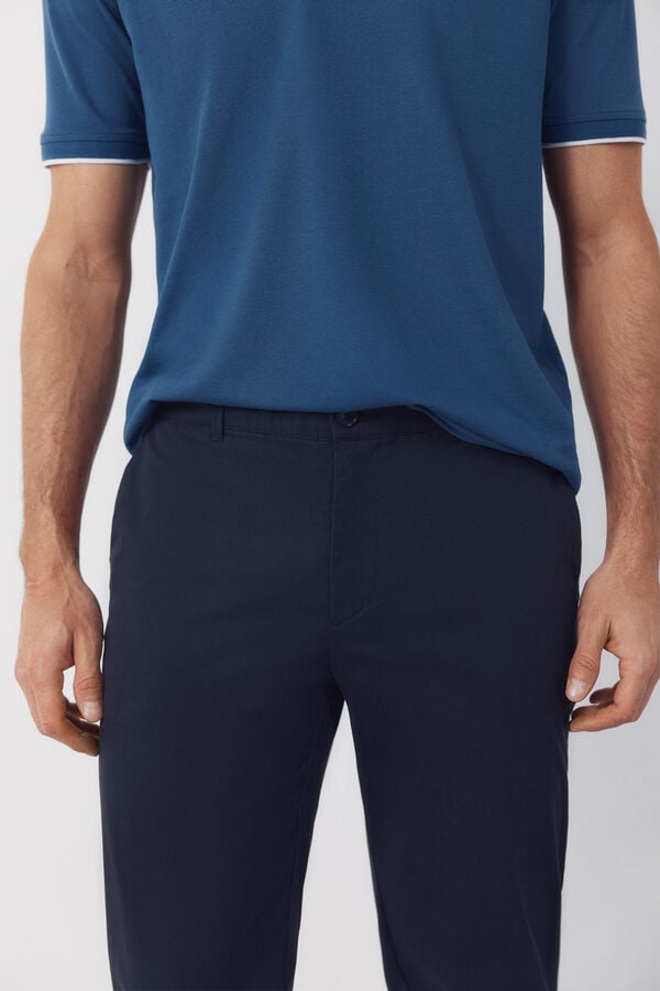 Cortefiel Pantal&oacute;n chino t&eacute;cnico slim ligero Azul marino