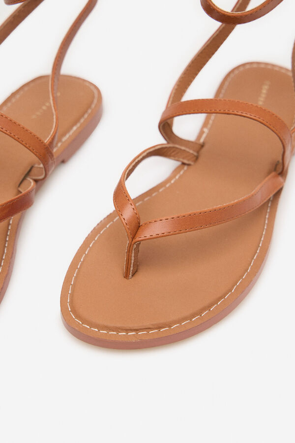 Cortefiel Sandalia tiras Marr&oacute;n