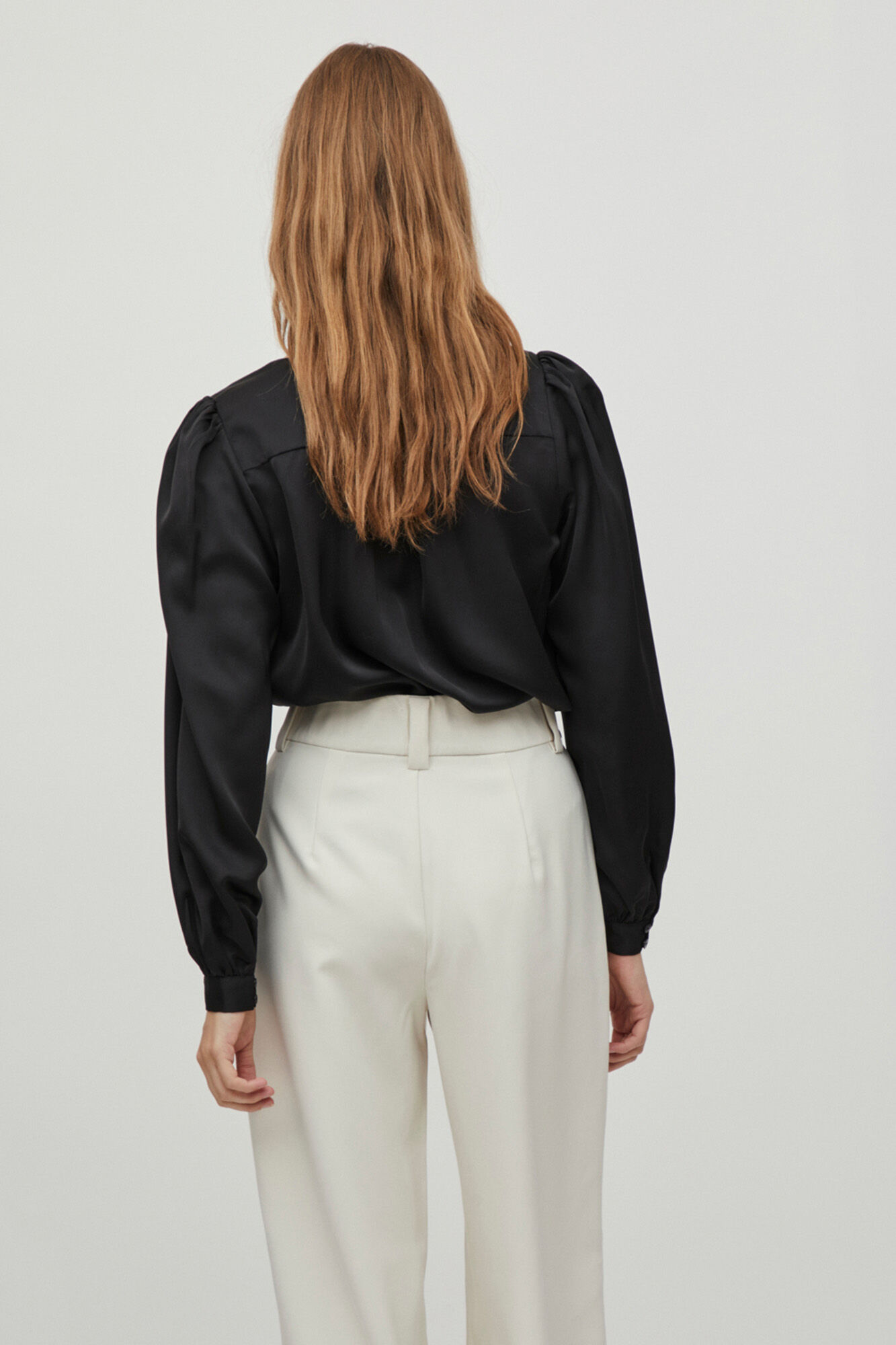 Vila Blusa de mulher manga comprido gola em bico