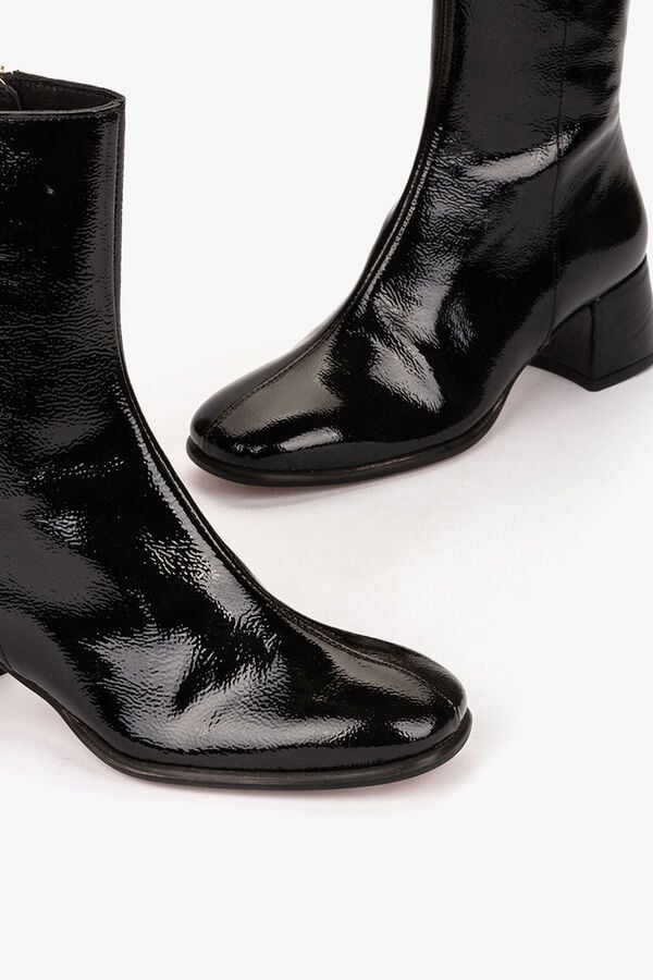 Cupl&eacute; Bota de salto m&eacute;dio em couro botim Preto