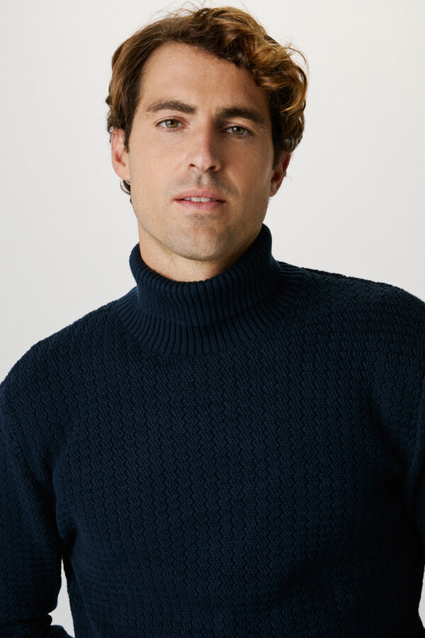 Selected Jersey estructura de cuello vuelto confeccionado 100% con algod&oacute;n org&aacute;nico. Azul marino