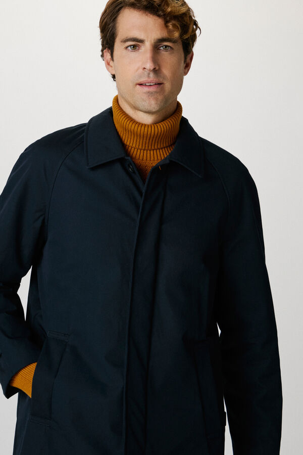 Selected Abrigo repelente al agua confeccionado 100% con algod&oacute;n org&aacute;nico. Azul marino