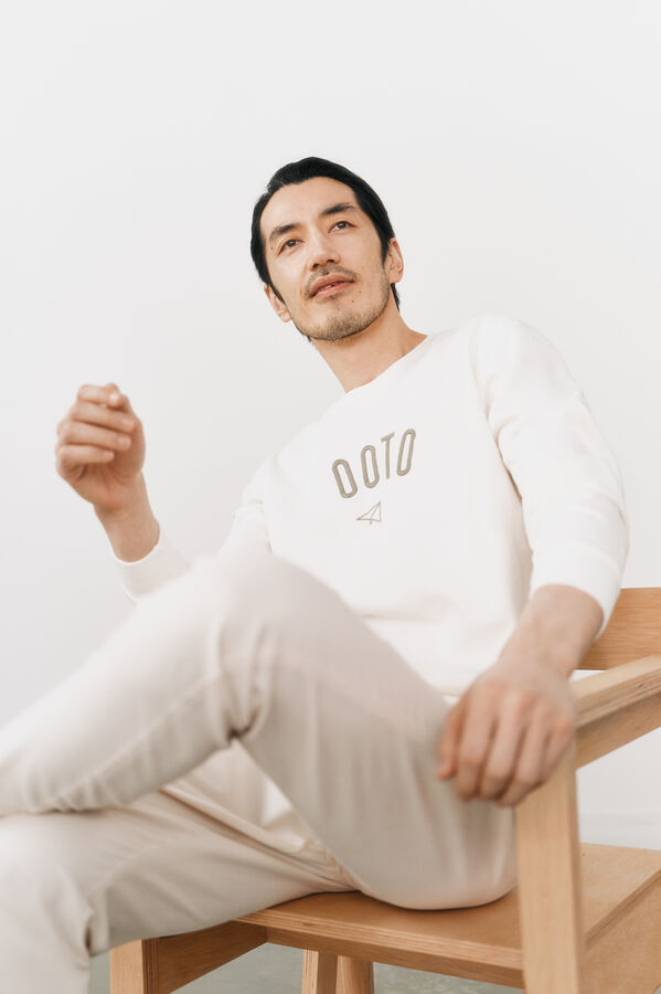 OOTO Sudadera cuello redondo con logo Marfil