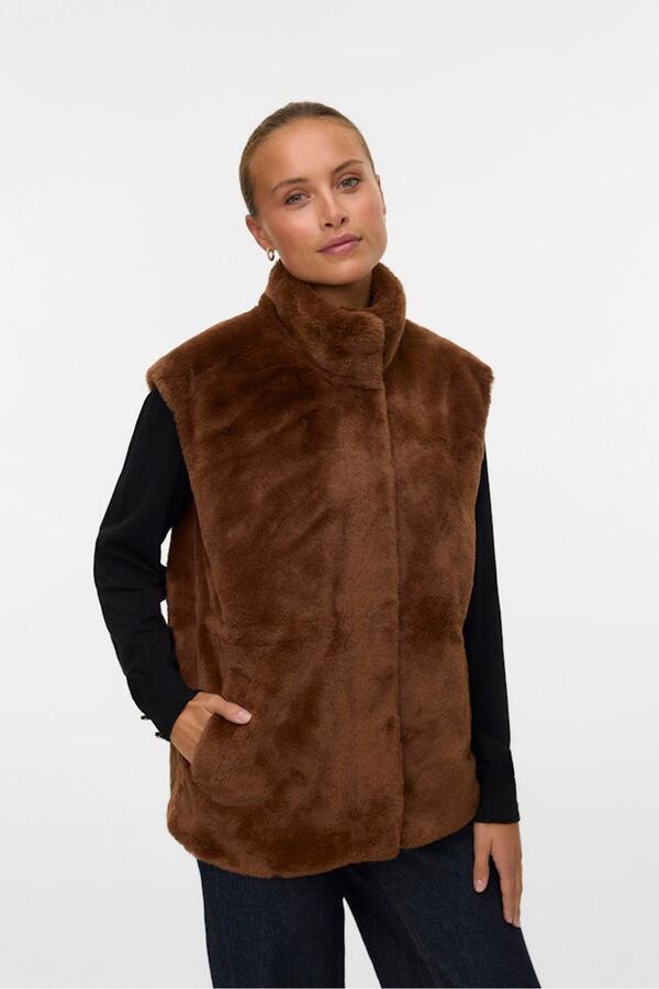 Vero Moda Chaleco de pelo cuello alto Marr&oacute;n oscuro