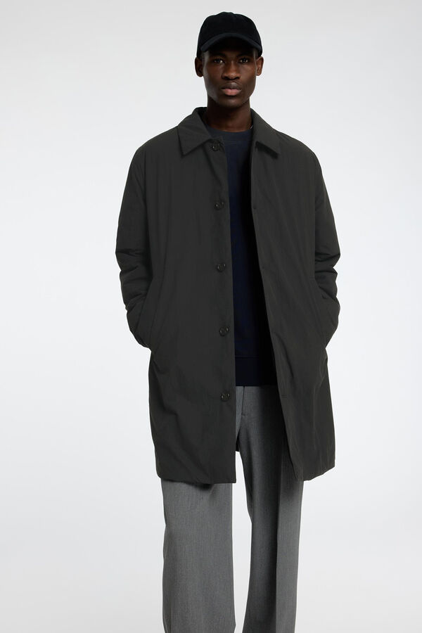 Selected Abrigo repelente al agua confeccionado con materiales reciclados. Negro