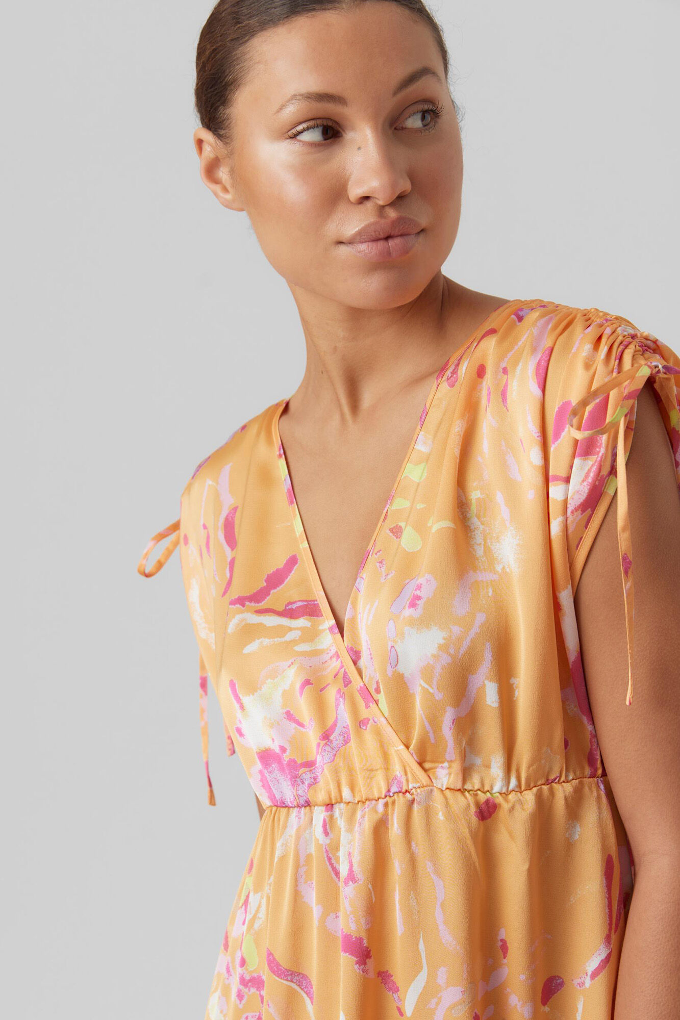 Vero Moda Vestido cruzado al pecho de tejido satinado