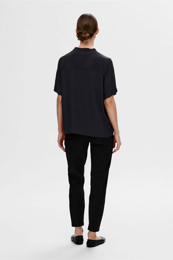 Selected Femme Blusa de manga curta confecionada com viscose Ecovero.  Azul