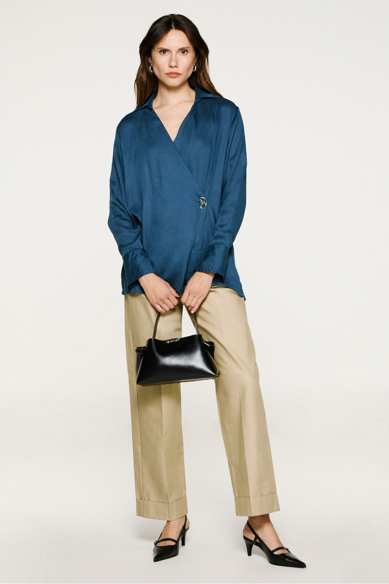 Selected Blusa cuello pico detalle met&aacute;lico