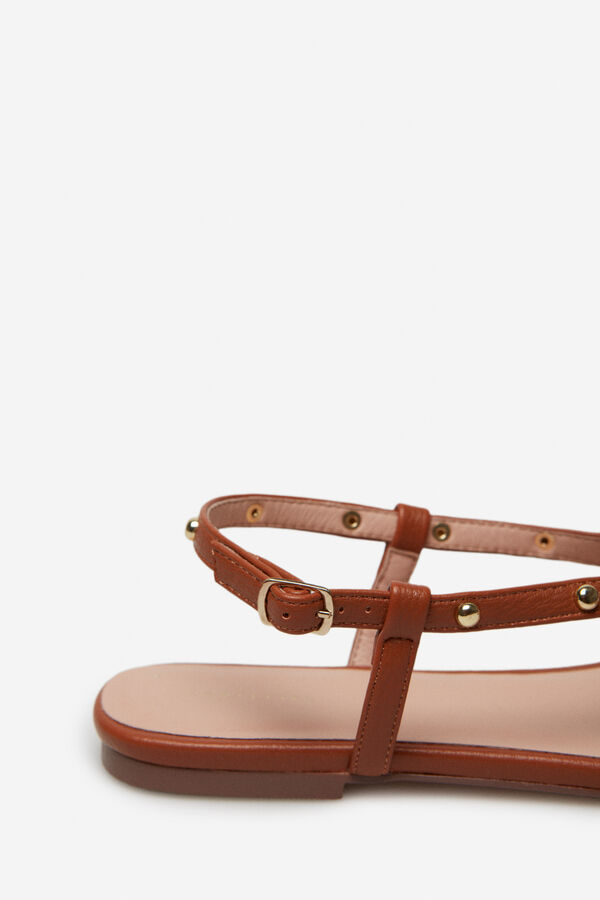 Cortefiel Sandalia tachas Marr&oacute;n oscuro