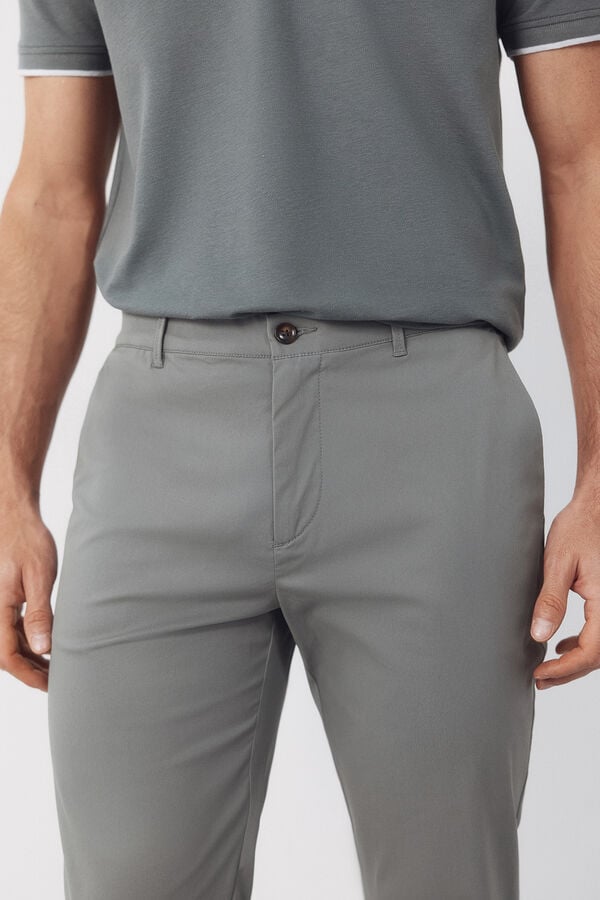 Cortefiel Pantal&oacute;n chino t&eacute;cnico slim ligero Kaki