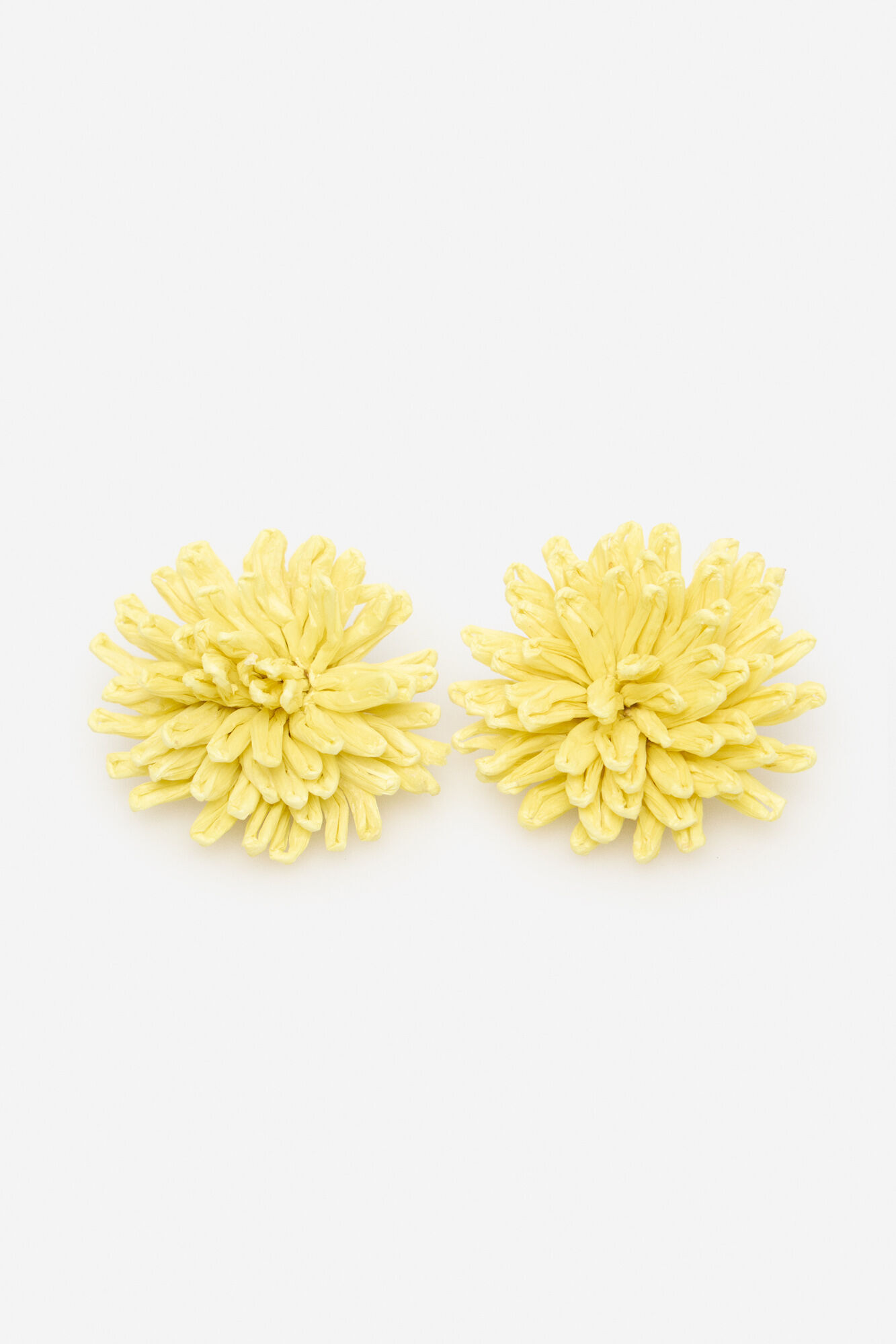 Cortefiel Brincos pompom de r&aacute;fia