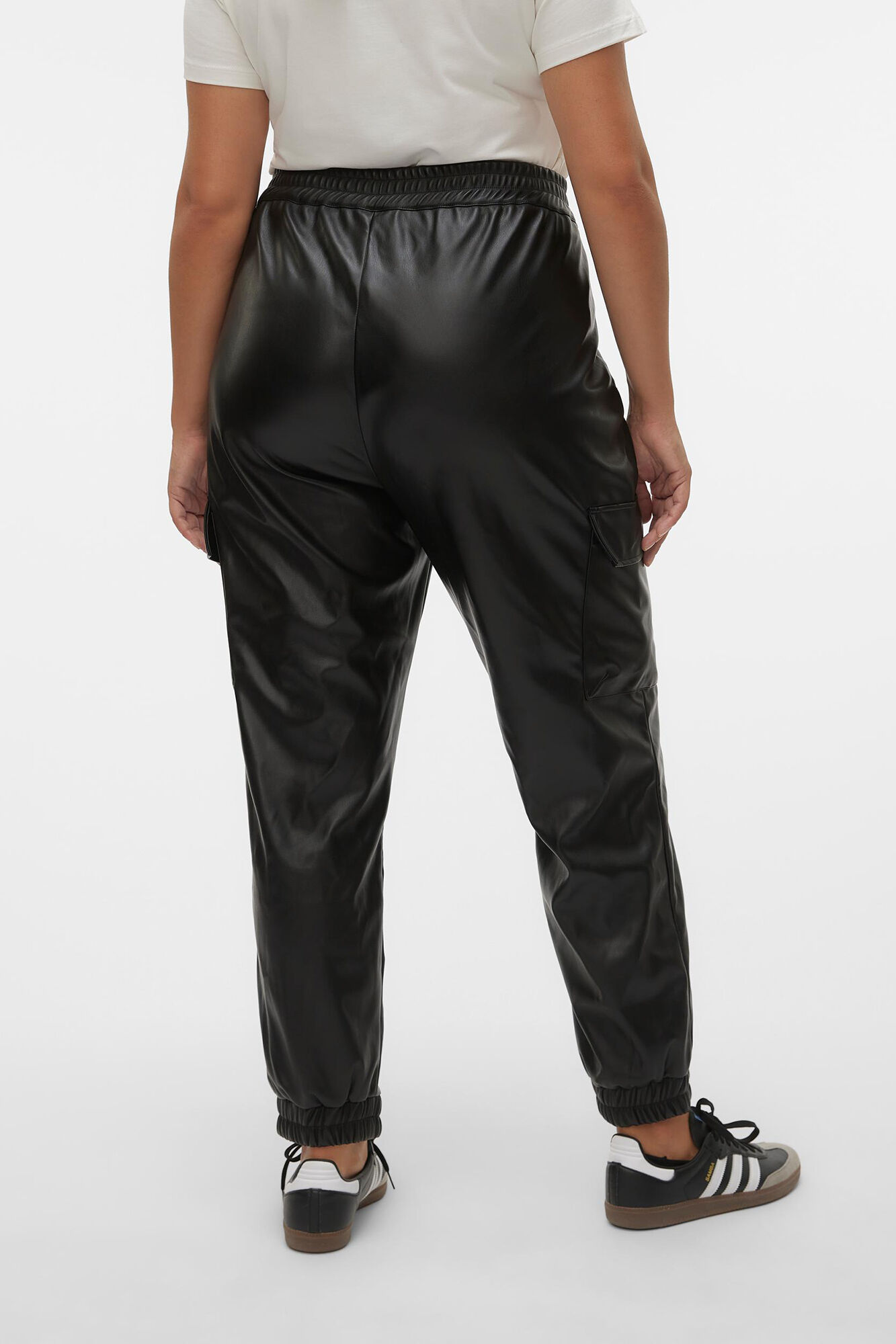 Vero Moda Curve Cal&ccedil;as cargo com efeito pele de tamanho grande