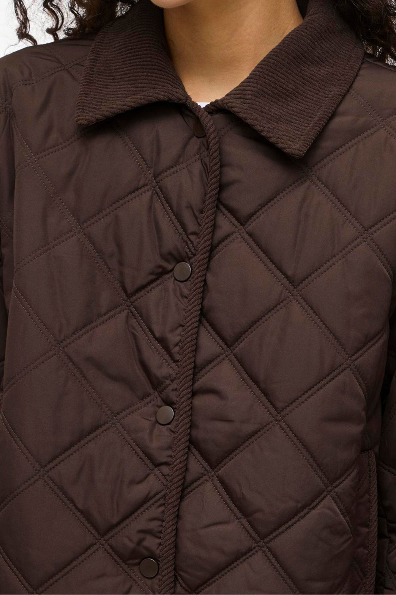 Vila Abrigo acolchado guateado con cuello de pana