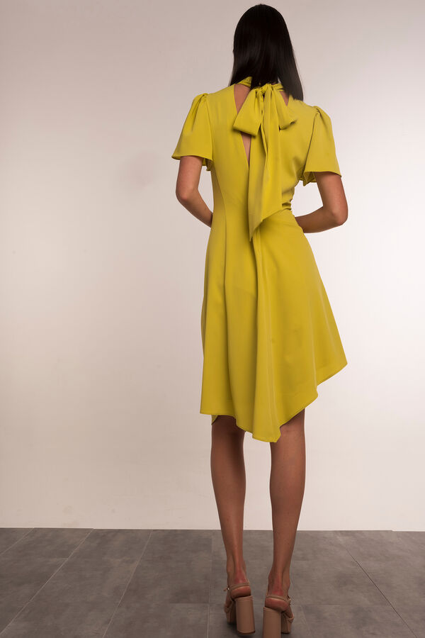 Dolores Promesas Vestido midi asim&eacute;trico con drapeado Amarillo