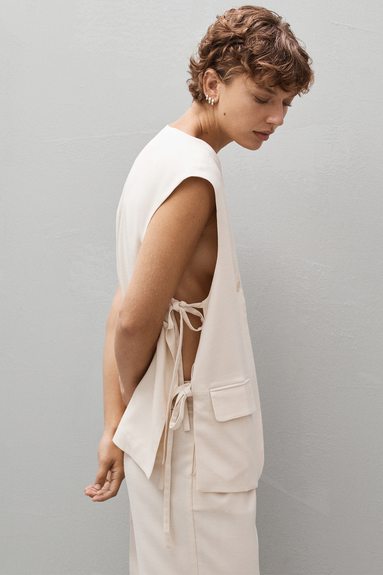 Selected Femme Chaleco con aberturas y lazadas laterales confeccionado con materiales reciclados.