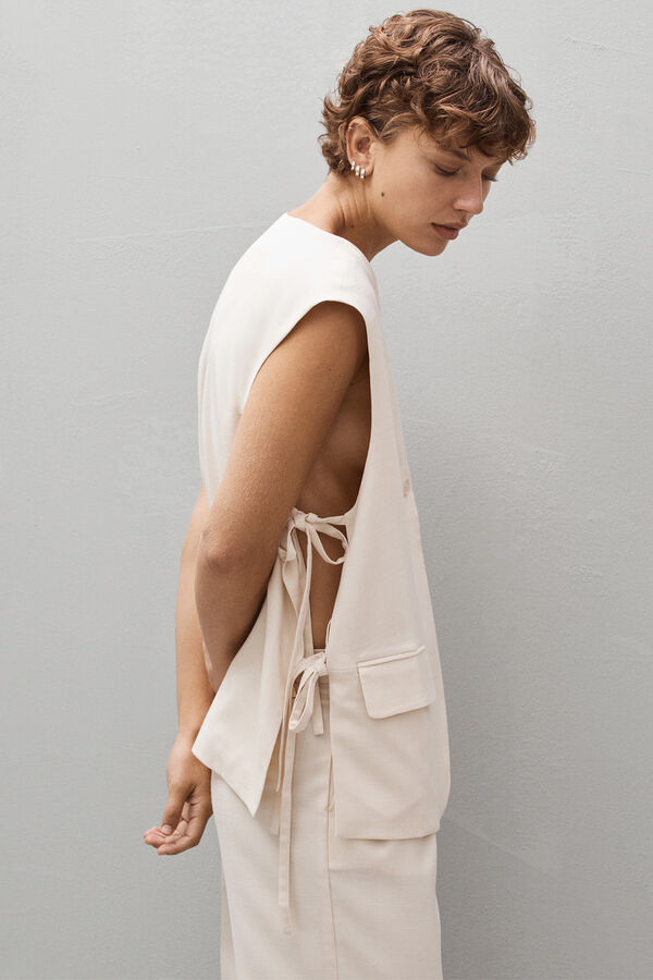 Selected Femme Colete com aberturas e laçadas laterais confecionado com materiais reciclados. Cinzento