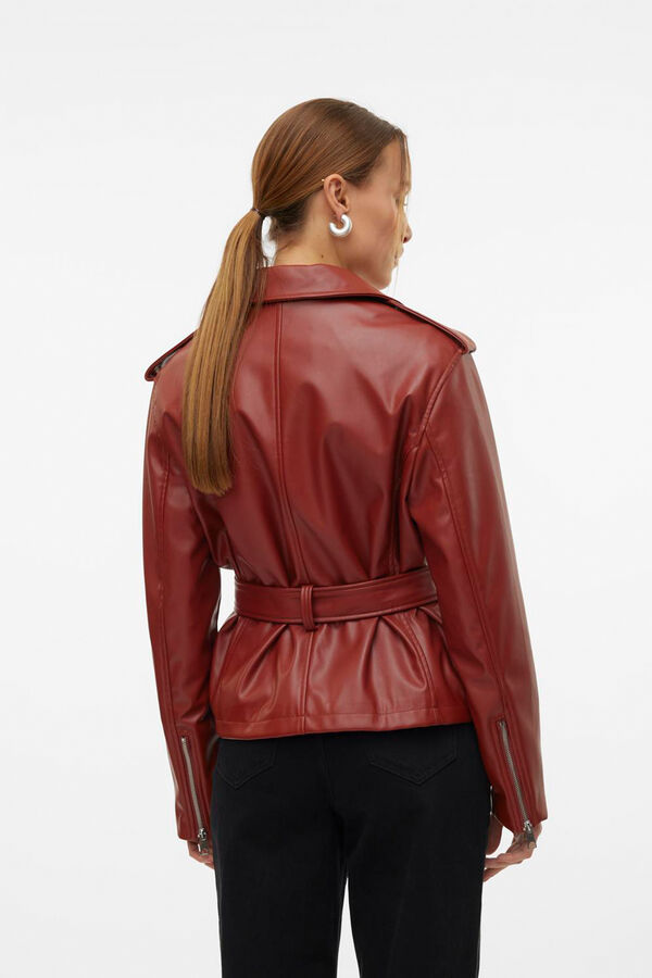 Vero Moda Chaqueta polipiel de mujer con cintur&oacute;n Marr&oacute;n oscuro