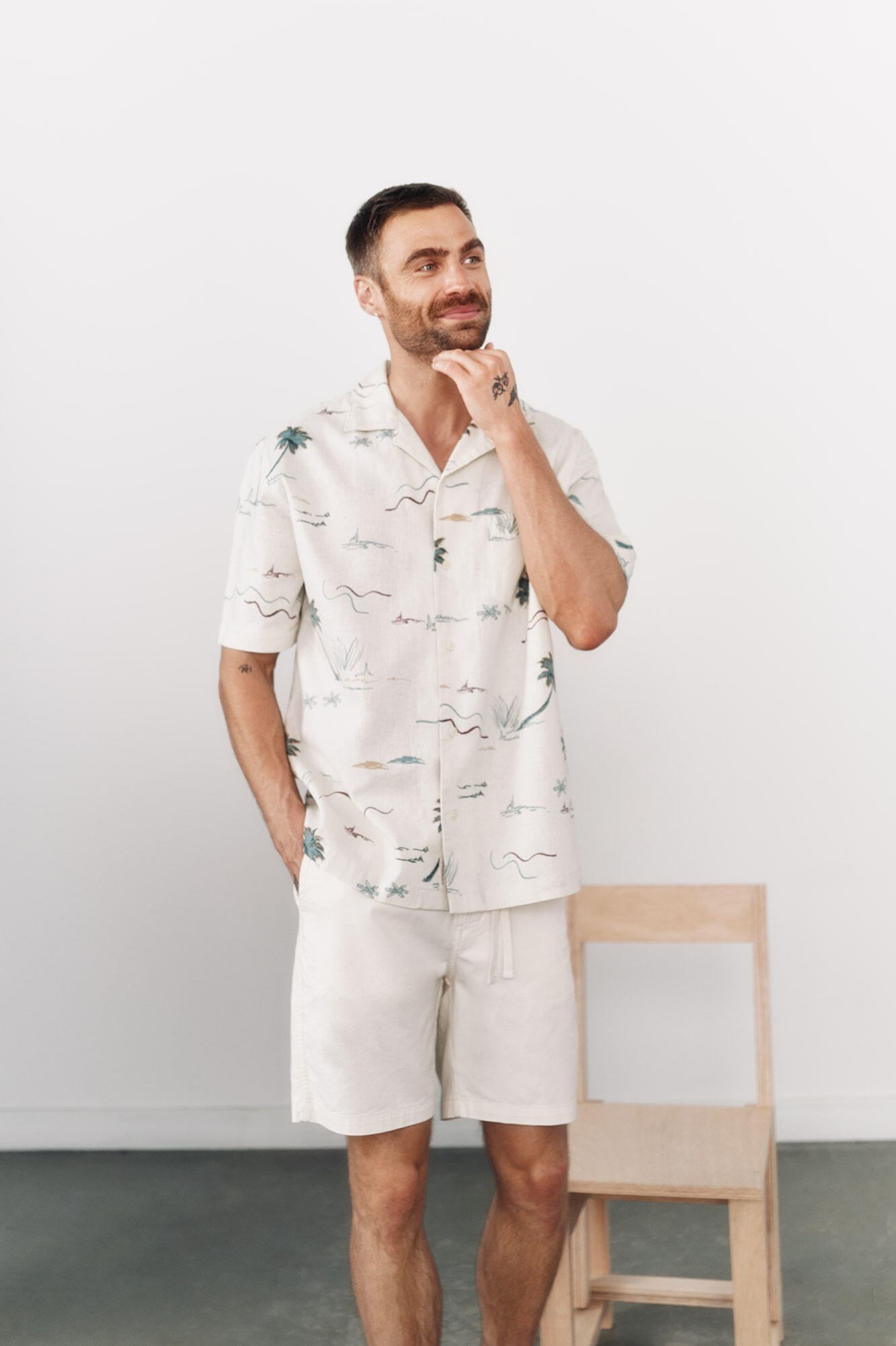 OOTO Bermuda com c&oacute;s el&aacute;stico e cord&atilde;o