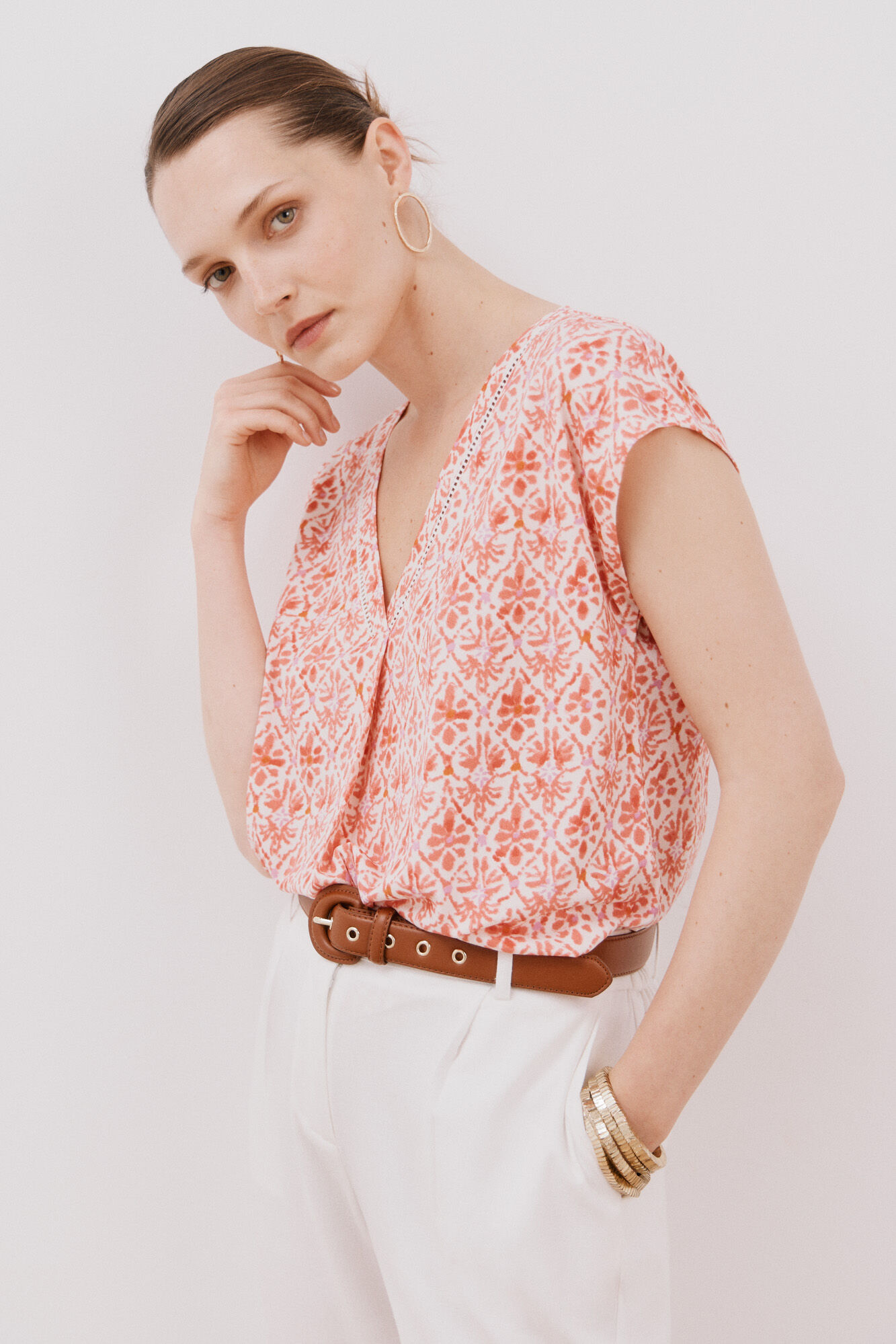 Cortefiel Camiseta pico con detalle puntilla