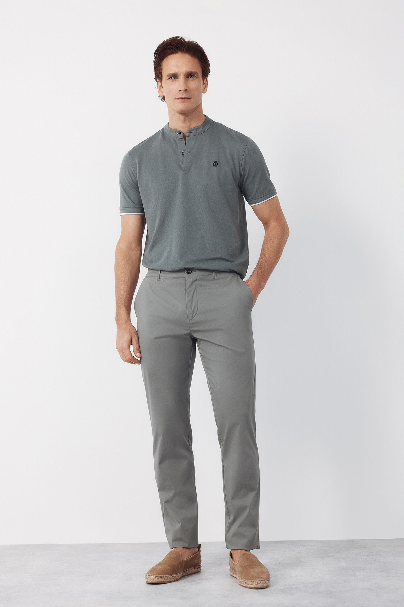 Cortefiel Pantal&oacute;n chino t&eacute;cnico slim ligero