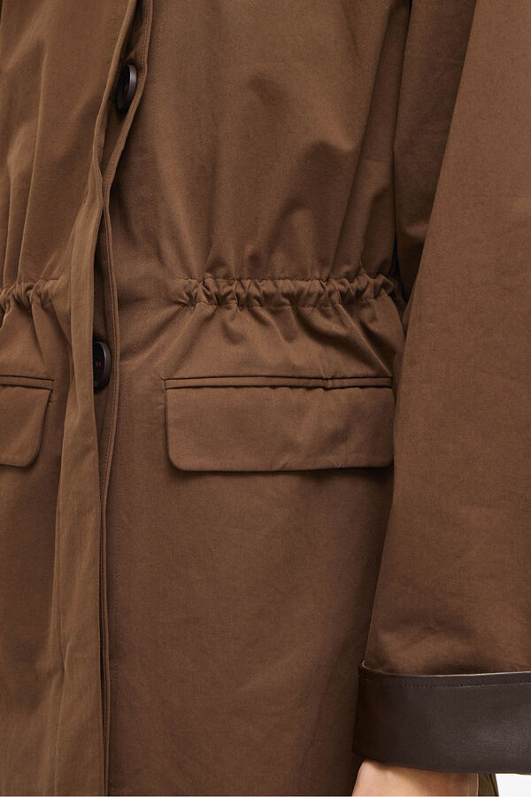 Vila Trench largo con cuello y pu&ntilde;os de polipiel Marr&oacute;n oscuro