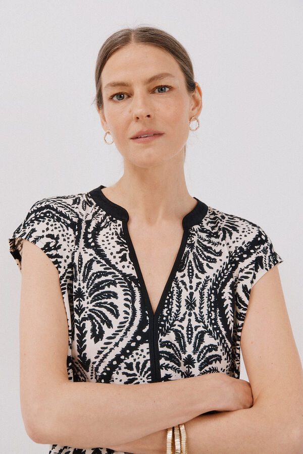 Cortefiel Camiseta b&aacute;sica sin magnas cuello mao Estampado blanco