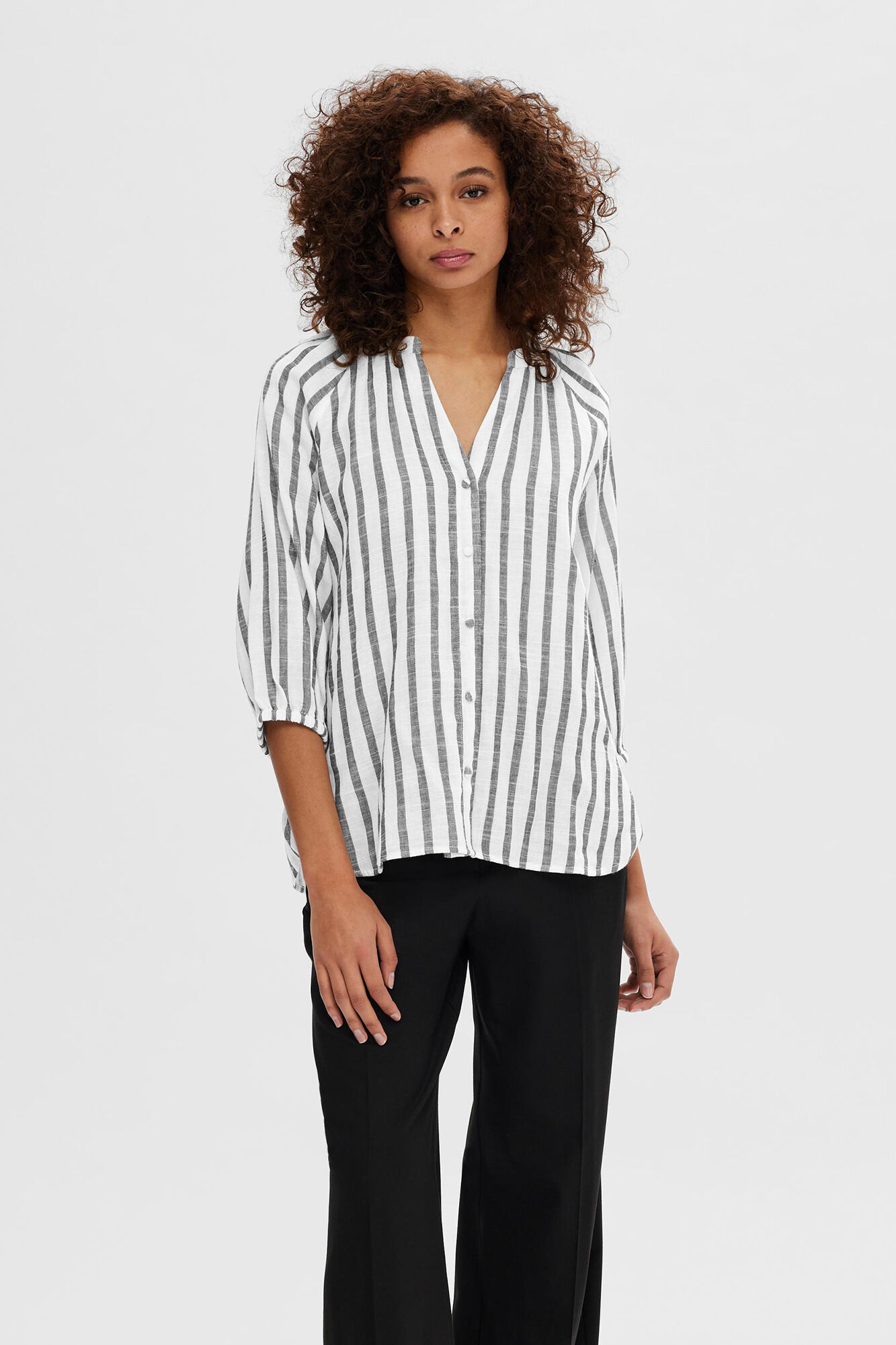 Selected Femme Camisa Regular Fit confeccionada 100% con algod&oacute;n org&aacute;nico