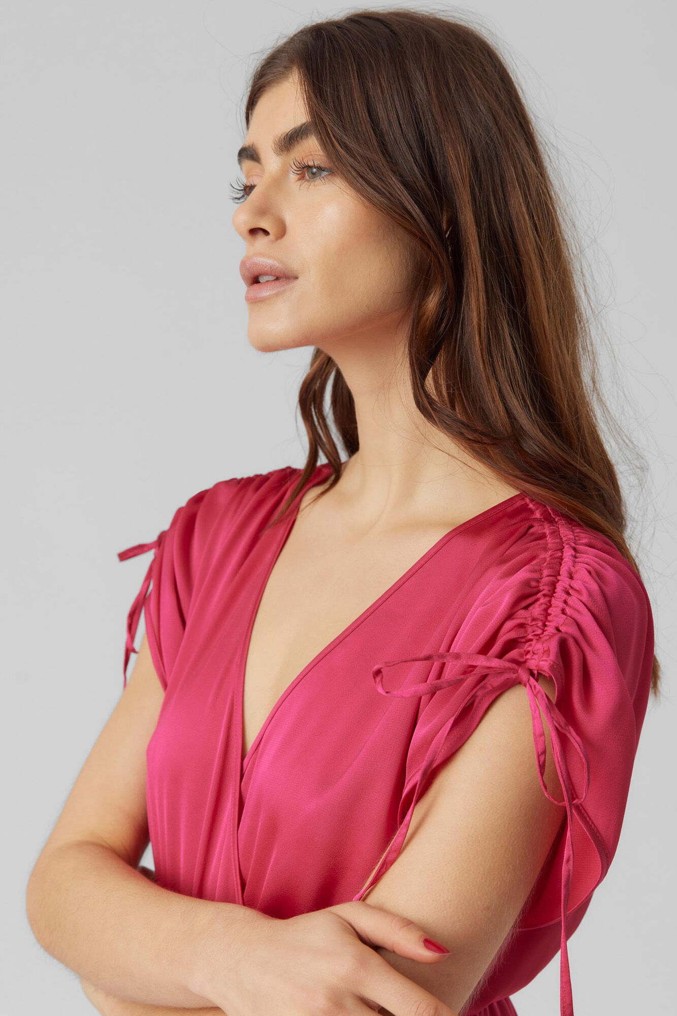 Vero Moda Vestido cruzado al pecho de tejido satinado