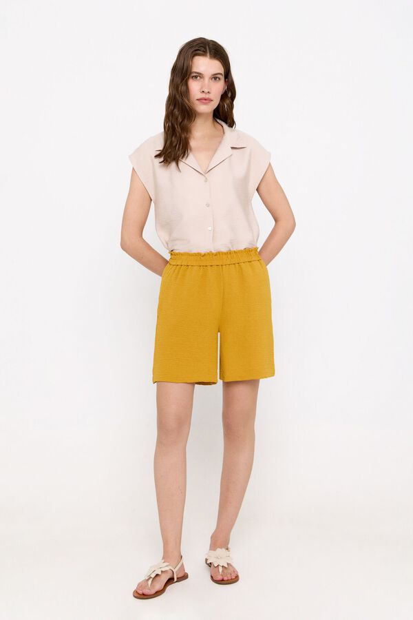 Cortefiel Bermuda con goma en cintura Dorado