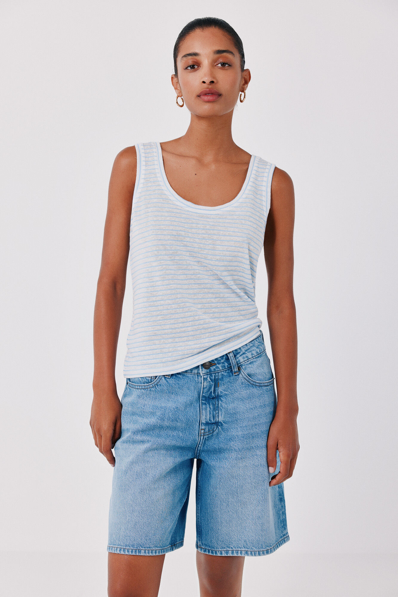 Cortefiel -Striped vest top<br>-Round neck<br>-Fluid silhouette<br>-Elastic and comfortable fabric<br>-Elastic fabric with a rustic look with 74% linen