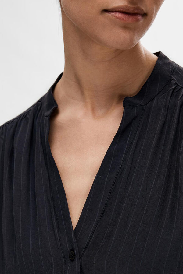 Selected Femme Blusa de manga curta confecionada com viscose Ecovero.  Azul