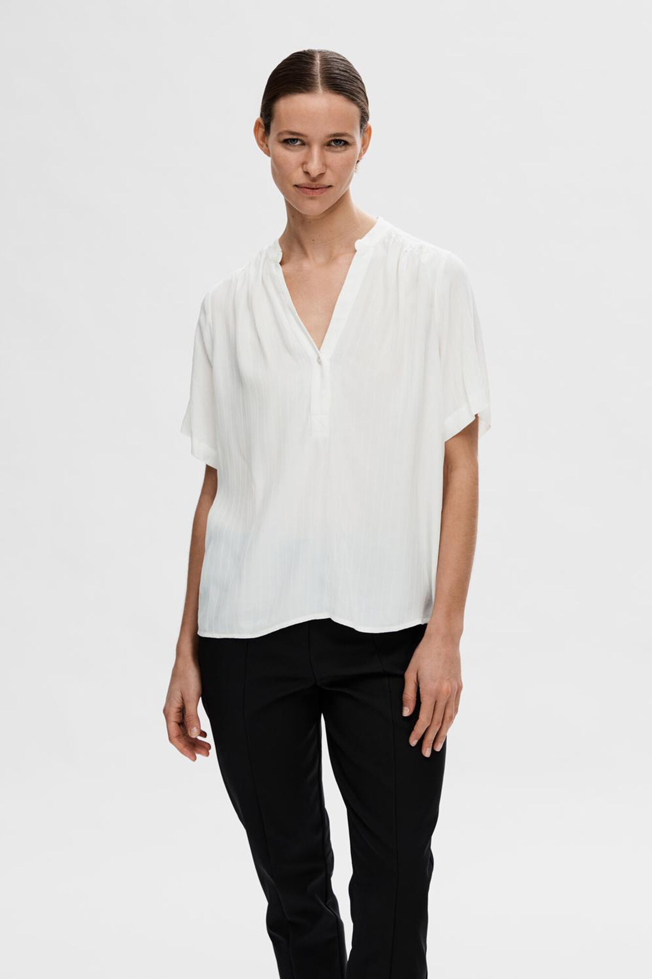 Selected Femme Blusa de manga curta confecionada com viscose Ecovero. 