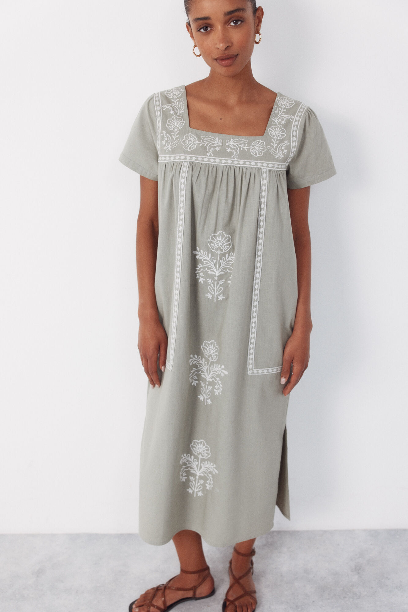 Cortefiel Vestido bordados florais