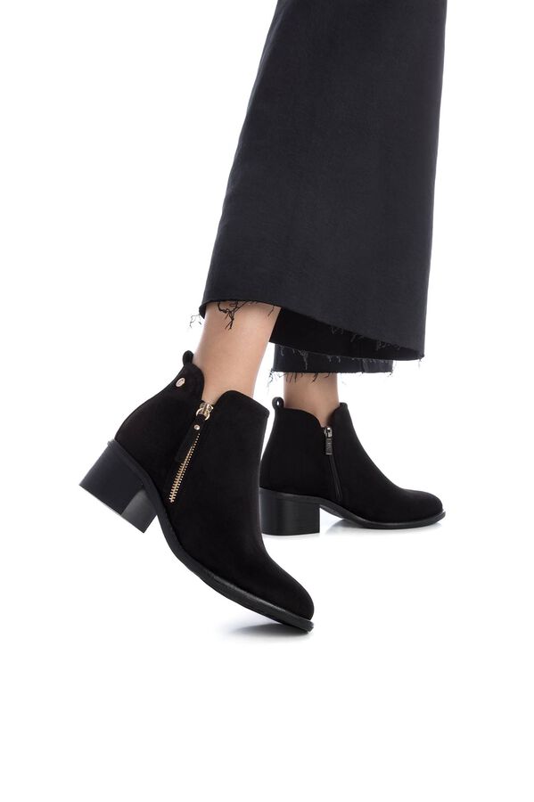 XTI Bot&iacute;n se&ntilde;ora antelina con tac&oacute;n y adorno cremallera Negro