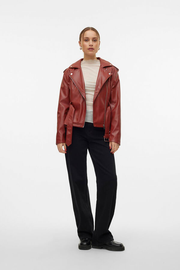 Vero Moda Chaqueta polipiel de mujer con cintur&oacute;n Marr&oacute;n oscuro